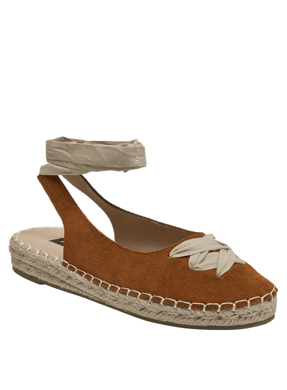 Alpargata de mujer en cuero camel con suela artesanal de yute y estilo veraniego.