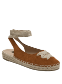 Alpargata de mujer en cuero camel con suela artesanal de yute y estilo veraniego.