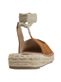 Calzado casual de cuero camel con diseño rústico y cinta beige en el tobillo.
