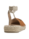Calzado casual de cuero camel con diseño rústico y cinta beige en el tobillo.