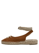 Alpargata boho-chic de cuero camel con suela de yute y costuras visibles.