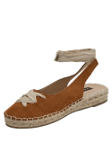 Alpargata de cuero camel para mujer con textura gamuza y cinta beige anudada sobre el empeine.