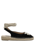 Alpargata de cuero negro para mujer, estilo boho-chic, con cintas beige al tobillo.
