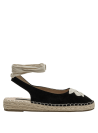 Alpargata de cuero negro para mujer, estilo boho-chic, con cintas beige al tobillo.