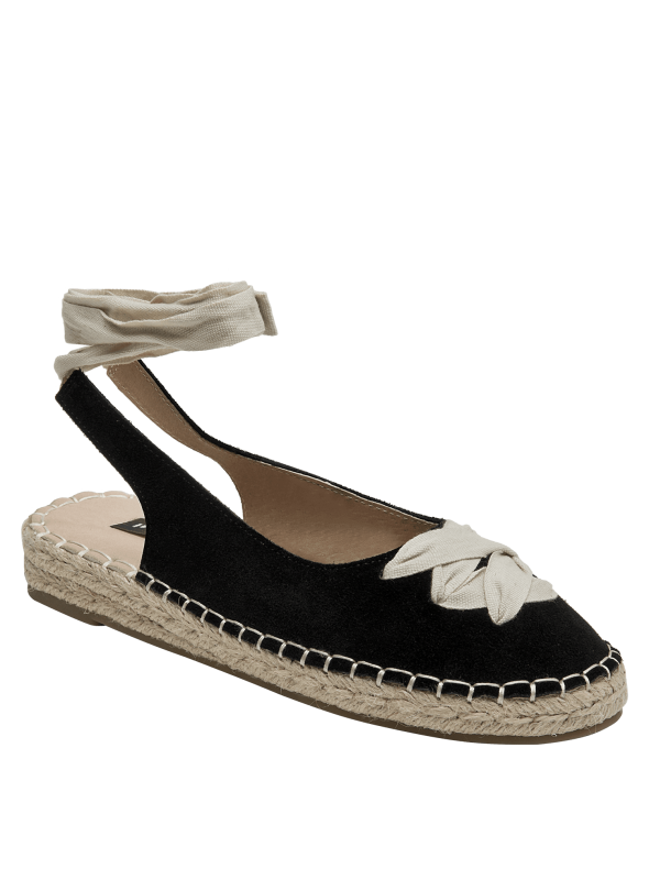 Alpargata casual de cuero negro para mujer, con lazo decorativo y suela de yute.
