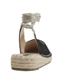 Alpargata de cuero negro para mujer, con detalles en beige, ideal para un look casual.