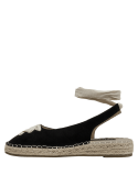 Alpargata de cuero negro con suela de yute, diseño elegante y versátil para mujer.