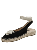 Alpargata de cuero negro para mujer, con lazo beige y cintas al tobillo, estilo casual boho-chic.