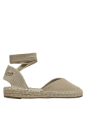 Cuero beige en alpargata femenina, diseño casual con suela de esparto para un look natural y desenfadado.