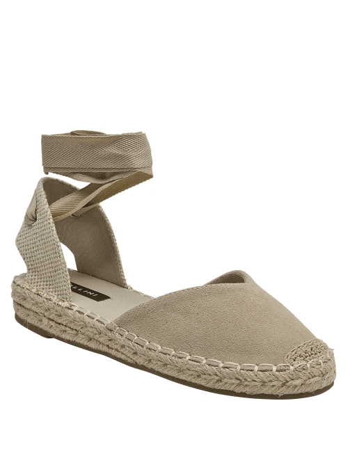 Alpargata boho-chic de cuero beige con cintas ajustables, combinable con pantalones de lino o jeans.