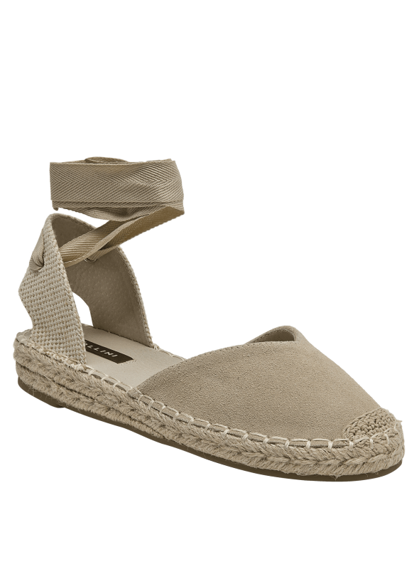 Alpargata boho-chic de cuero beige con cintas ajustables, combinable con pantalones de lino o jeans.