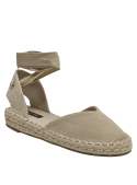 Alpargata boho-chic de cuero beige con cintas ajustables, combinable con pantalones de lino o jeans.