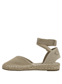 Calzado casual beige de cuero para mujer, ideal para combinar con vestidos veraniegos y faldas midi.
