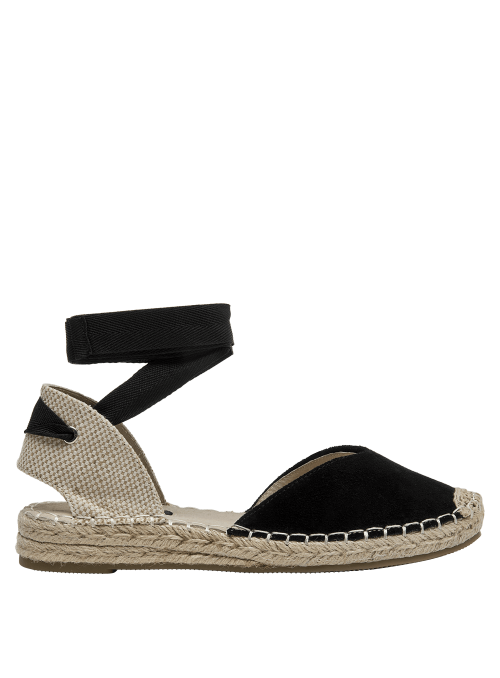 Elegante alpargata de cuero negro con punta cerrada, ideal para primavera-verano.