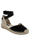 Elegante alpargata de cuero negro con punta cerrada, ideal para primavera-verano.