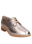 Zapato oxford de cuero dorado metálico, ideal para un look casual elegante.