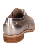 Zapato de cuero dorado para mujer, estilo oxford con detalles perforados y suela de goma.