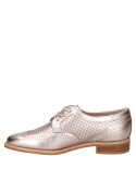 Elegante zapato dorado de cuero con suela beige y diseño clásico-moderno.