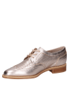 Zapato dorado metálico de cuero tipo oxford para mujer con perforados estilo brogue.
