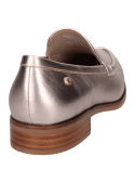 Mocasín de cuero dorado, sofisticado y moderno, perfecto para eventos informales.