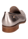 Mocasín de cuero dorado, sofisticado y moderno, perfecto para eventos informales.