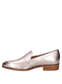 Elegante mocasín femenino en cuero plateado, ideal para estilos casuales y formales.