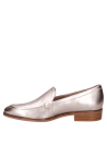 Elegante mocasín femenino en cuero plateado, ideal para estilos casuales y formales.