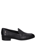 Mocasín negro de cuero, combina con trajes o jeans, comodidad y estilo atemporal.