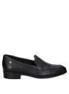 Mocasín negro de cuero, combina con trajes o jeans, comodidad y estilo atemporal.