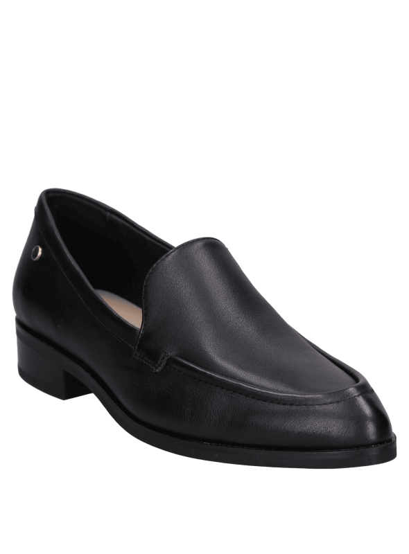 Mocasín de cuero negro para mujer, versátil para eventos formales y casuales.