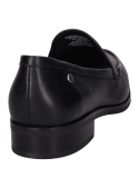 Clásico mocasín de cuero negro, diseño minimalista para ocasiones elegantes.