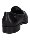 Clásico mocasín de cuero negro, diseño minimalista para ocasiones elegantes.