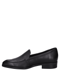 Mocasín negro de cuero con aplique metálico lateral, estilo sobrio y moderno.