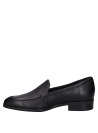 Mocasín negro de cuero con aplique metálico lateral, estilo sobrio y moderno.