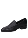 Elegante mocasín de mujer en cuero negro, ideal para looks casuales y formales.