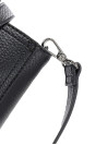 Bandolera negra de mujer en PU graneado, diseño casual y sofisticado con correa ajustable.