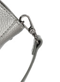 Bandolera gris metálico para mujer, diseño sofisticado con textura graneada y correa ajustable.