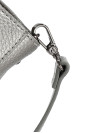 Bandolera gris metálico para mujer, diseño sofisticado con textura graneada y correa ajustable.