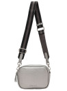 Moderna bandolera gris para mujer, perfecta para llevar lo esencial en salidas informales.