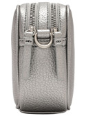 Elegante bandolera gris de textura graneada, diseño compacto ideal para looks casuales y urbanos.