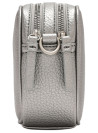 Elegante bandolera gris de textura graneada, diseño compacto ideal para looks casuales y urbanos.