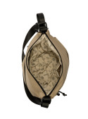 Mochila beige de nylon con correa ajustable, perfecta para combinar con atuendos athleisure.