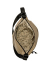 Mochila beige de nylon con correa ajustable, perfecta para combinar con atuendos athleisure.