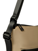 Elegante mochila beige de mujer en nylon, ideal para un estilo casual y urbano.
