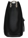 Bolso negro versátil con correa ajustable y desprendible.