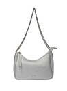 Tote bag gris con cadena metálica como correa, perfecto para un look urbano y moderno.