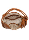 Cartera camel con diseño minimalista, ideal para combinar con looks casuales y semi-formales.