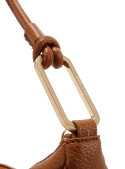 Bolso tote camel casual para mujer, textura rugosa, cierre metálico y correa ajustada.