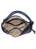 Bolso azul oscuro con textura sofisticada, correa ajustable y cierre superior seguro.