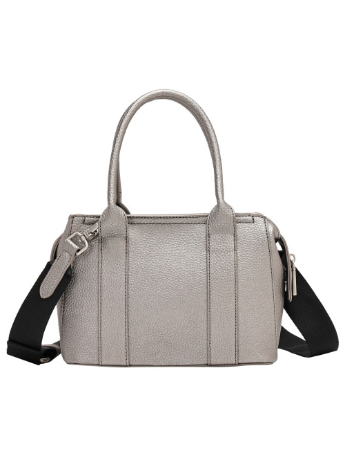 Versátil bandolera gris con tachas y textura graneada, combina con jeans o vestidos para un look chic.